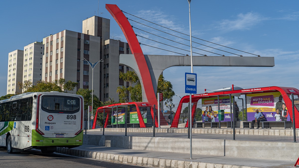 Prefeitura entrega novo terminal de ônibus no Largo do Taboão
